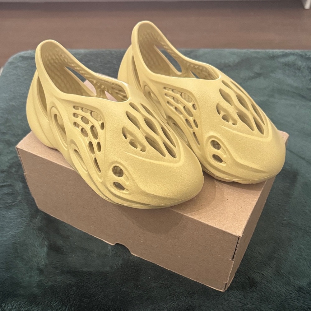 YZY Foam Runner - Desert Sand - Sz 5